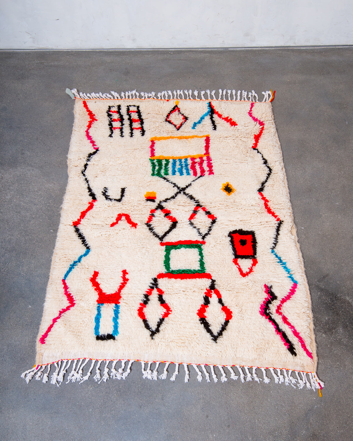 Modern designer handcrafted Berber rug from Morocco. Azilal rug with beautiful colours and patterns. Made of sheep’s wool and colourful cotton.